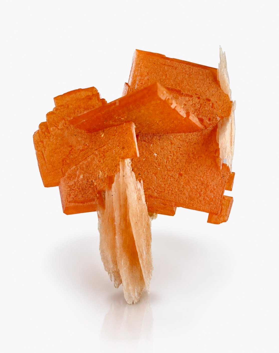 Wulfenite on Baryte